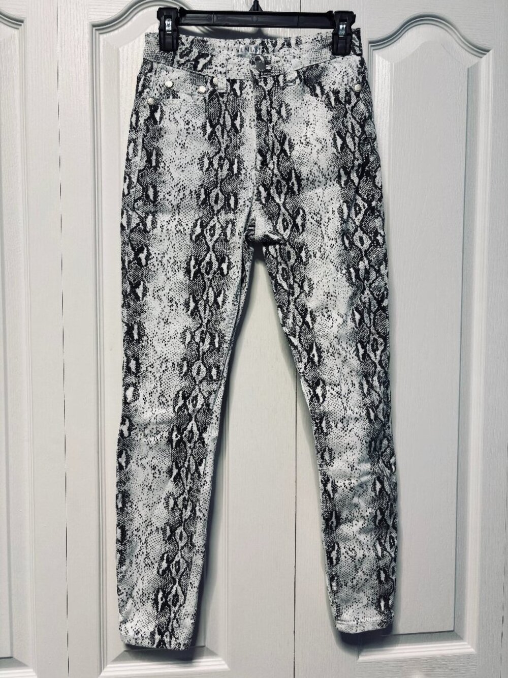 Venus Snakeskin Print Skinny Jeans Gray White Black Size 4
